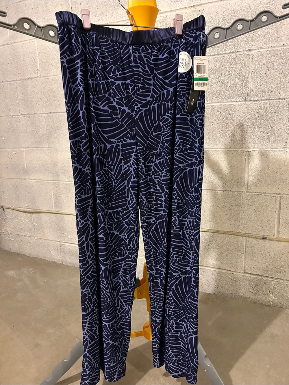 NWT Alfani Essentials Pants